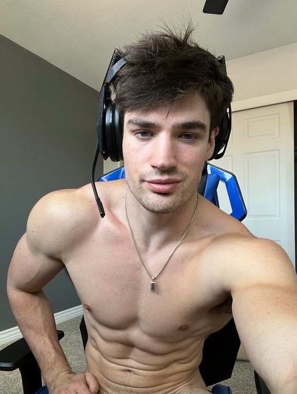 Sending full nudyz to anyone who says "pls"