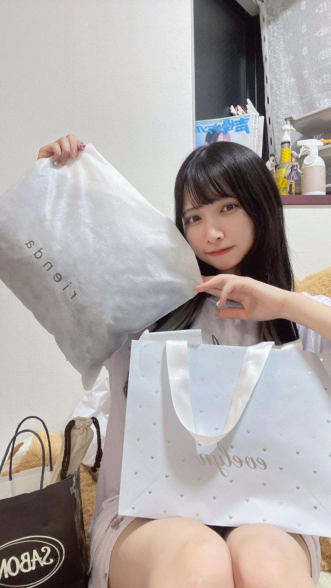 rena_hashi's tweet image. 今日はおやすみだったので、日曜のチェキ会用のお洋服を買いに行きましたー!!
散財してしまった💸けど自分への誕生日プレゼントってことにする!!!買い物行くと色々欲しくなっちゃうグッと堪えて我慢しました。
日曜のチェキ会楽しみ😊前回のバースデー個撮来れなかった人もきてくれるといいな