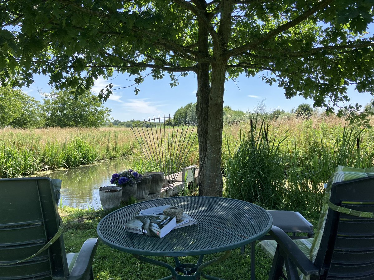 Gerhardhormann's tweet image. De komende dagen zit ik in de schaduw van een boom die we 14 jaar geleden eigenhandig hebben geplant. 

Pas later bedacht ik dat dat alles te maken heeft - in elk geval in symbolische zin - met #aflossen en #sparen.