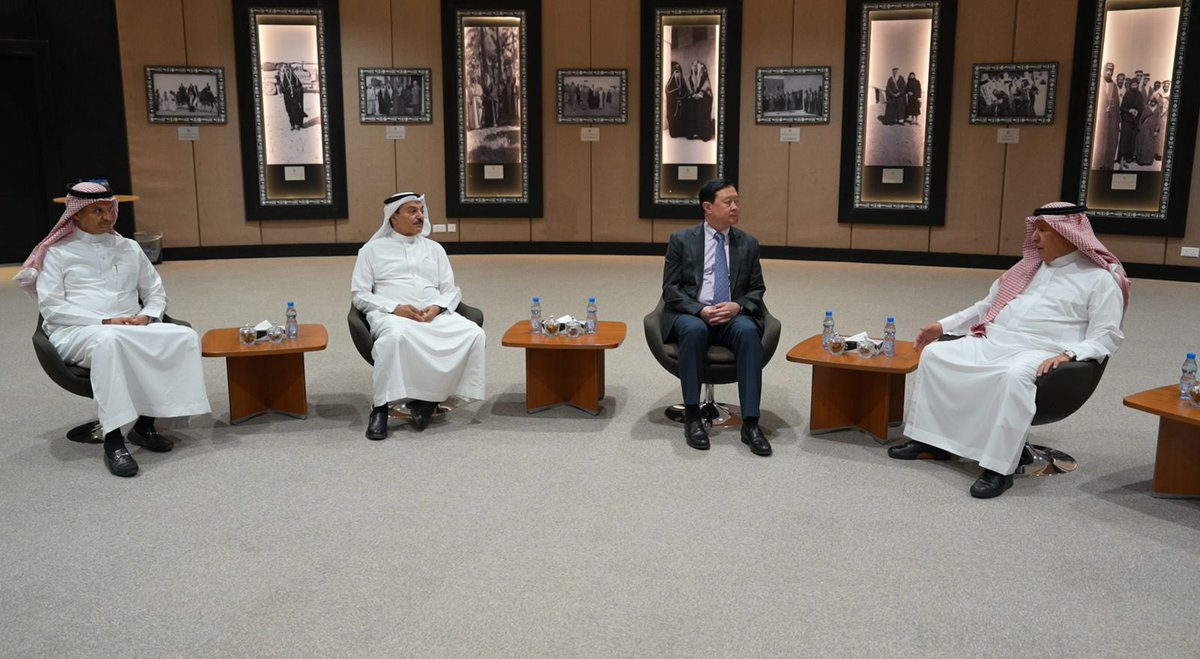 سعدت باستقبال سفير جمهورية الصين الشعبية لدى المملكة تشانغ هوا خلال زيارته لـ <a href="/KAPLibrary/">مكتبة الملك عبدالعزيز العامة</a> حيث اطلع على ما تقدمه من معارض ومشروعات ثقافية ومعرفية وبحثية، وجهودها في توثيق التراث العربي والإسلامي ، والمساهمة في العام الثقافي السعودي-الصيني 2025 م .