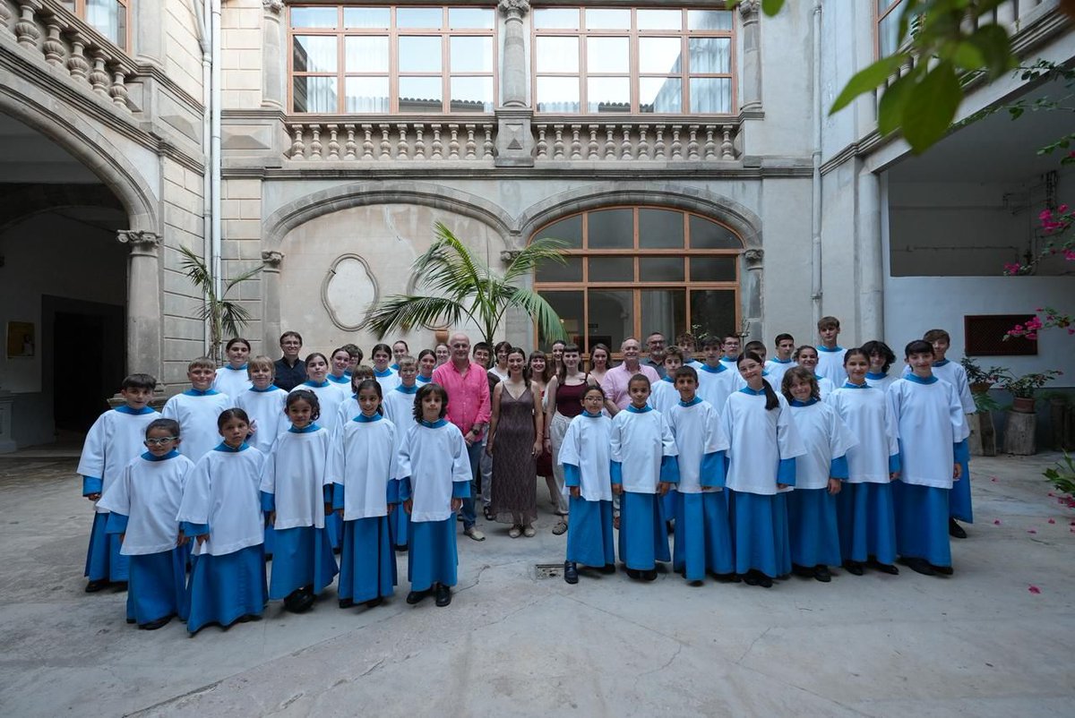 Les #Pitxorines i els #BlauetsdeLluc van posar la música del 14è aniversari de la declaració de la #SerradeTramuntana com a #PatrimoniMundial Unes 400 persones es van donar cita al pati de l'escolania de Lluc dissabte passat en un concert únic dins la programació de #SonsdeNit