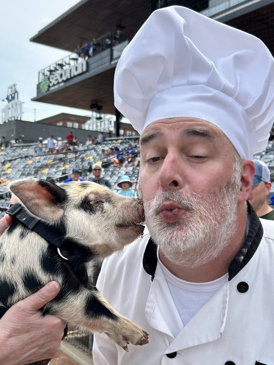 chef_saints's tweet image. I kissed a pig and I liked it! Itβs our new ball pig Muddy McyFly! @StPaulSaints @Ushertainers