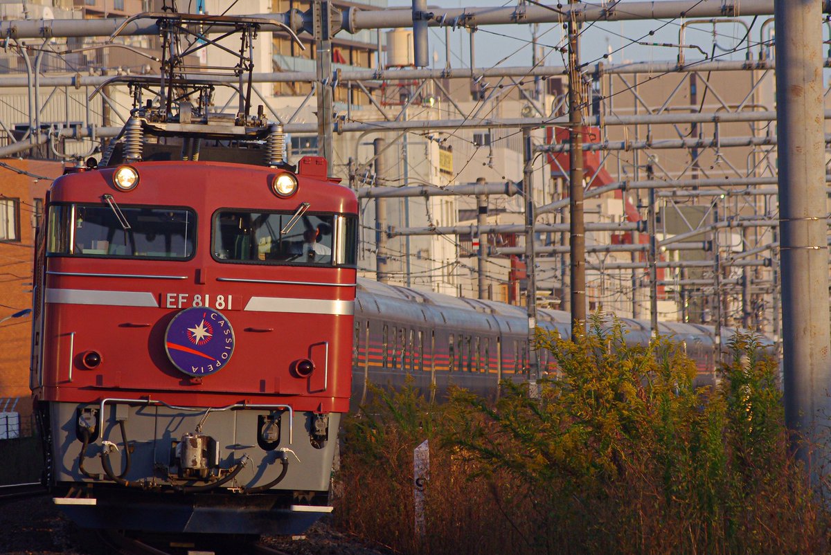 Bokophoto's tweet photo. いつも夕方に地元で見る銀の電車が子供の頃の幸せでした。
#ありがとうカシオペア https://t.co/26tvmW2DnM