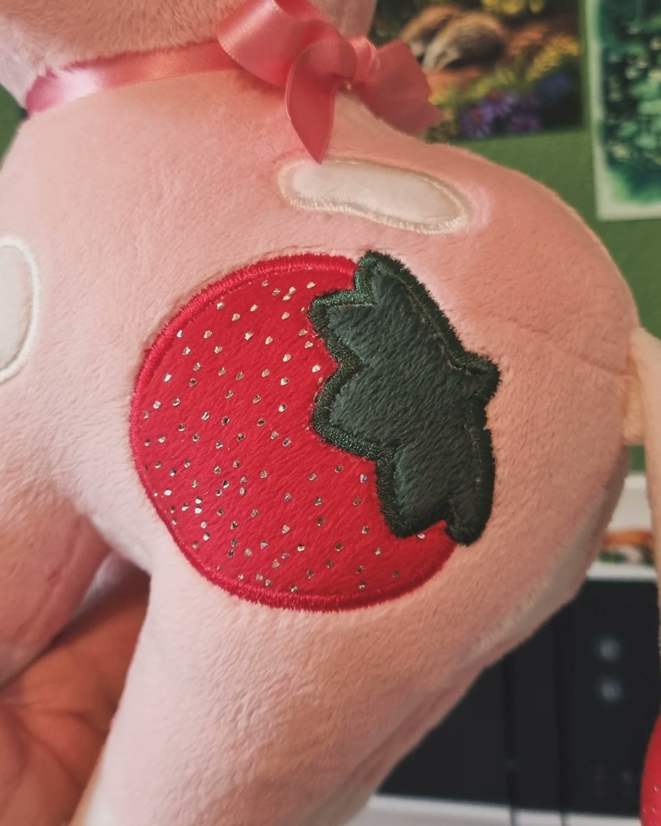 Shenyan_Atelier's tweet photo. 🍓 Vache Fraise 🌱

Rendez-vous le 4/07 à 18h pour ma petite vente « Fraise », cette mimi y sera bien entendu. ✨️

✂️ Patron de CholyKnight 
🍓 Pendentif en verre de Lampwork Glowing Glass https://t.co/o0lMYVzKJX