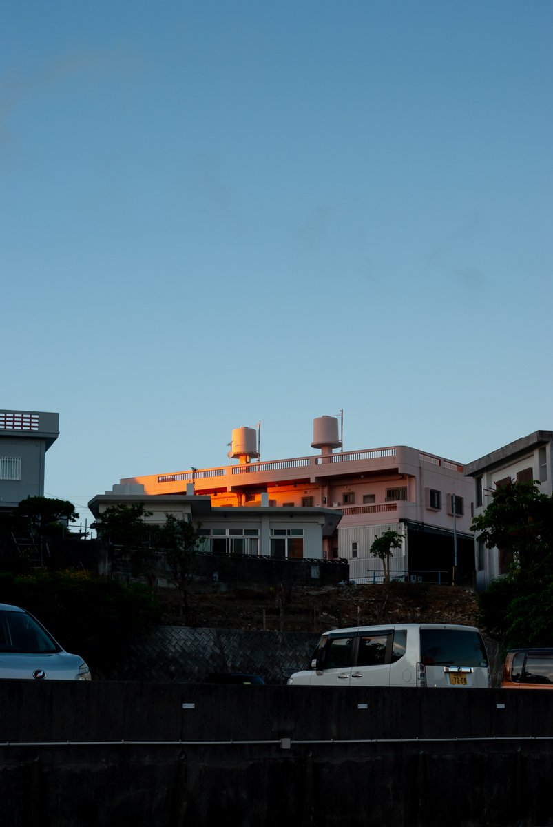 higastore's tweet photo. PENTAX K200Dと歩くOKINAWA.

2024年7月ごろ。
宜野湾市。

親父の見舞いが終わって帰る時間の空…。

あっ、UFOだっ!!

#k200d #pentax #島さんぽ #沖縄 #okinawa #島の景色 #宜野湾 #ginowan #グラウンド #野球場 #バイク #不法時 #未確認飛行物体 #サンセット #サンセット選手権 #sunset https://t.co/PlS1QlQRPq