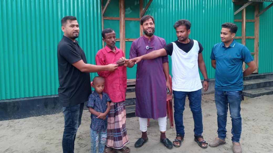 কলামিস্ট মামুনের পরিশ্রমে মাথা গোঁজার ঠাঁই হলো অসহায় খোকনের