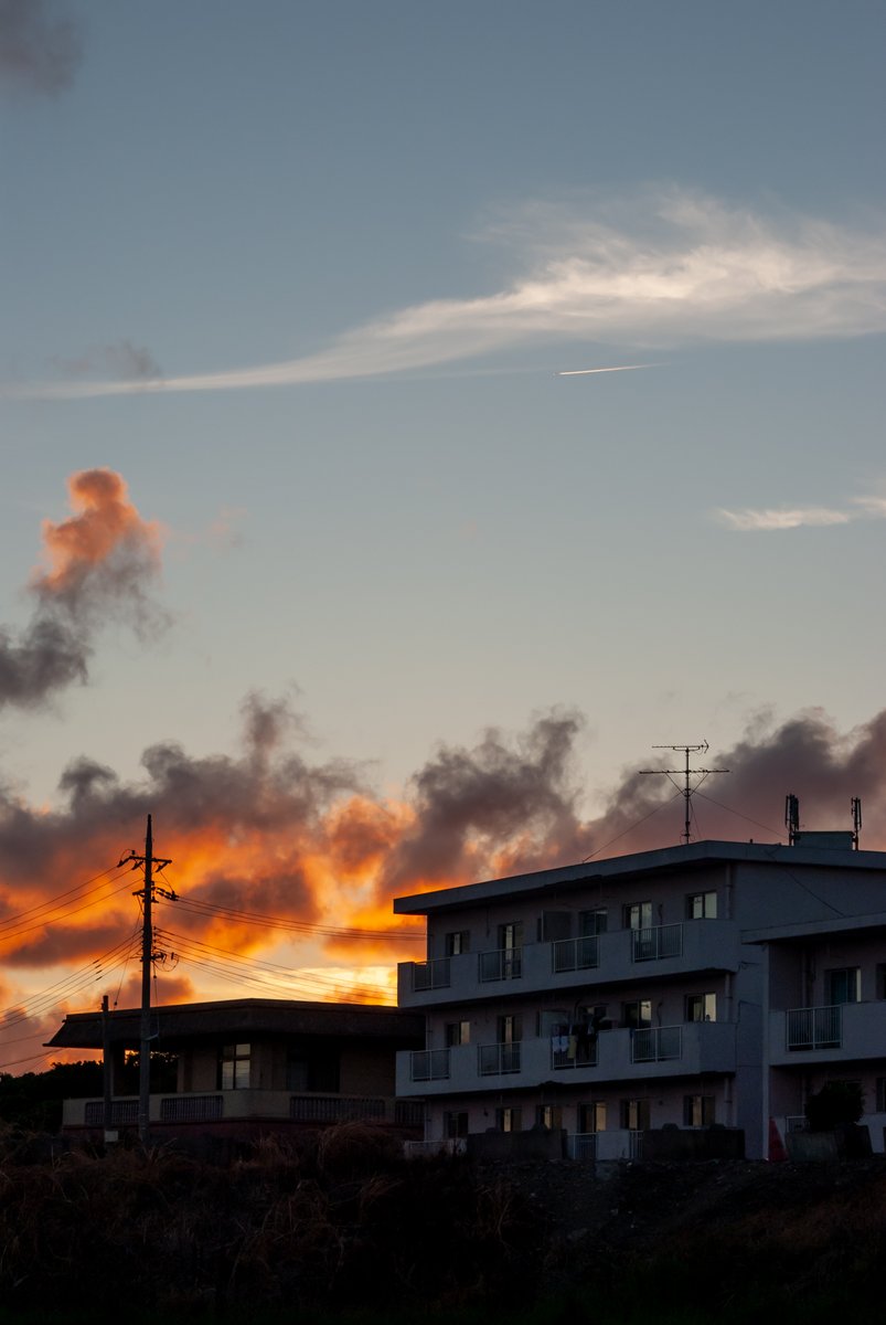 higastore's tweet photo. PENTAX K200Dと歩くOKINAWA.

2024年7月ごろ。
宜野湾市。

親父の見舞いが終わって帰る時間の空…。

あっ、UFOだっ!!

#k200d #pentax #島さんぽ #沖縄 #okinawa #島の景色 #宜野湾 #ginowan #グラウンド #野球場 #バイク #不法時 #未確認飛行物体 #サンセット #サンセット選手権 #sunset https://t.co/PlS1QlQRPq