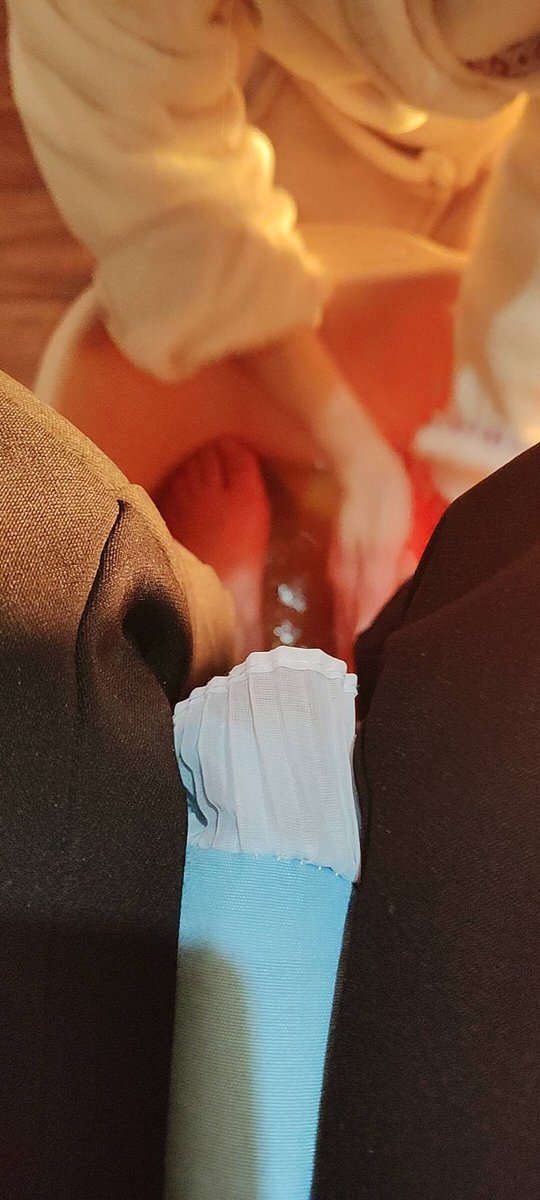 第一次主人给我发这张别的姐妹给他洗脚的照片的时候，我心里五味杂陈。又吃醋，又开心，最多的是羡慕。她跟主人同城，在家里备着给主人洗脚的一套装备，还有主人专用的茶杯和烟灰缸，我多么希望我也能这样。后来跟她见面之后，发现我们能非常友好的相处，大概是因为都想伺候好主人吧。#女绿