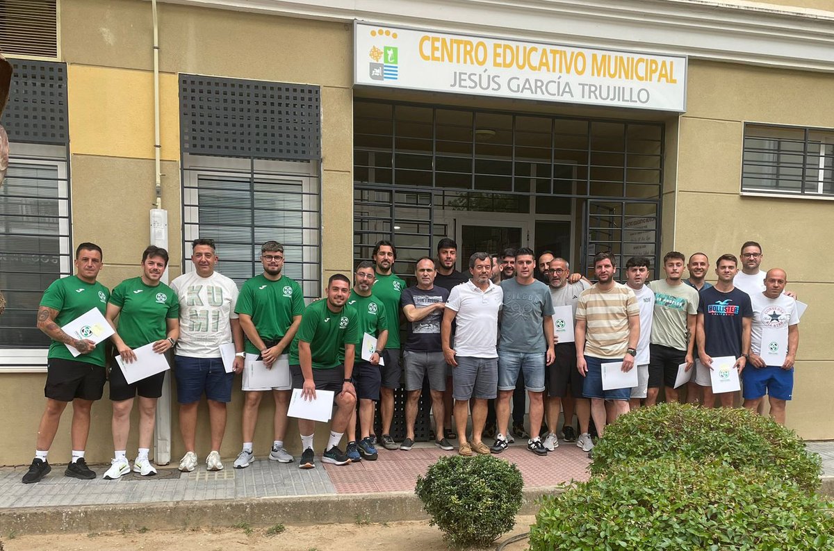 ⚽ | #Entrenadores |

📸Entrega de los títulos de 🎖𝐓𝐄́𝐂𝐍𝐈𝐂𝐎 𝐃𝐄𝐏𝐎𝐑𝐓𝐈𝐕𝐎 Niveles 1 y 2 de fútbol a los alumnos de #CEDIFEX en 📍Villanueva de la Serena.

👏👏👏¡¡¡Enhorabuena!!!

💥¿𝐐𝐮𝐢𝐞𝐫𝐞𝐬 𝐬𝐞𝐫 𝐄𝐍𝐓𝐑𝐄𝐍𝐀𝐃𝐎𝐑?💥

📝¡¡¡Recuerda que ya puedes