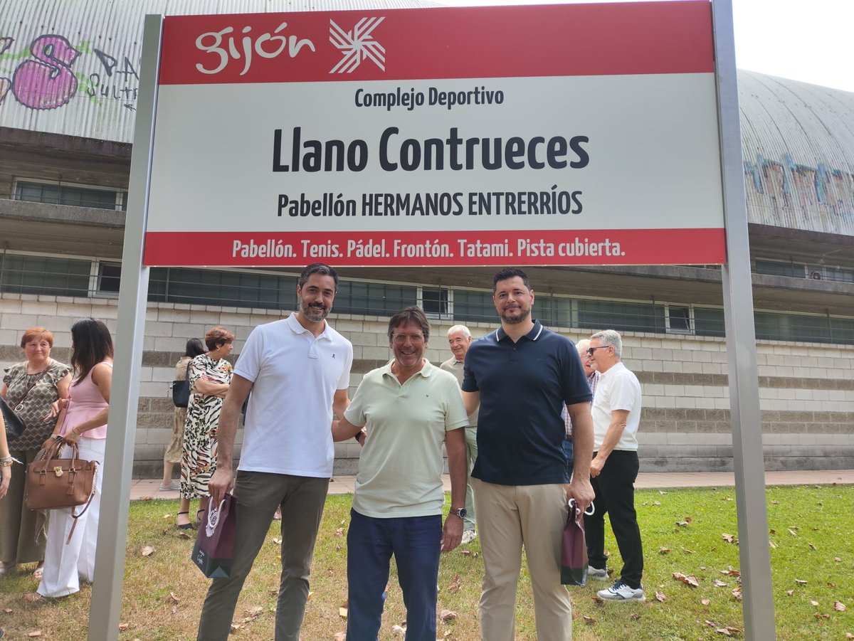 🏟️ El pabellón El Llano-Contrueces ya se llama “Hermanos Entrerríos” en homenaje a Raúl y Alberto, leyendas del balonmano formadas en Asturias. Un merecido reconocimiento a su legado deportivo y humano. 👏🤾‍♂️ #Balonmano #Asturias #Entrerríos