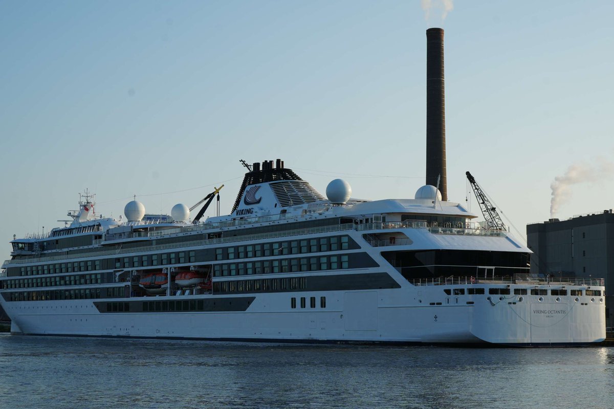 VIKING OCTANTIS at Port Milwaukee ⛴️

LOA: 673 feet
Beam: 77 feet

#MaritimeMonday #MaritimeTransportation #CruiseTheGreatLakes #SafetyFirst #shipspotting #shipwatching