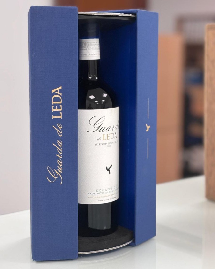 MasaveuBodegas's tweet photo. 🍷❤️ Descubre Guarda de Leda Selección 2019, un vino que enamora desde la primera copa. 🌿 Edición limitada: ¡solo 5,628 botellas! Ideal para amantes del vino y la exclusividad. ¿Lo has probado? #GuardaDeLeda #VinoDeAutor #EdiciónLimitada #Tempranillo https://t.co/Kb9ggvRwy3