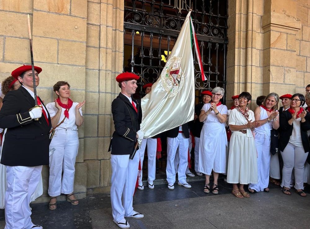 AizpeaOM's tweet image. Festa bezainbeste aldarrikapena izaten jarraitzen du Alardeak, herritar zoro-ederren ekimenari eta berdintasunaren aldeko konpromisoari esker delako posible.
Urteetako borrokari eta lanari esker, gaur askeagoak gara eta, bereziki, etorkizuna gara.
Gora alarde parekidea! #Irun