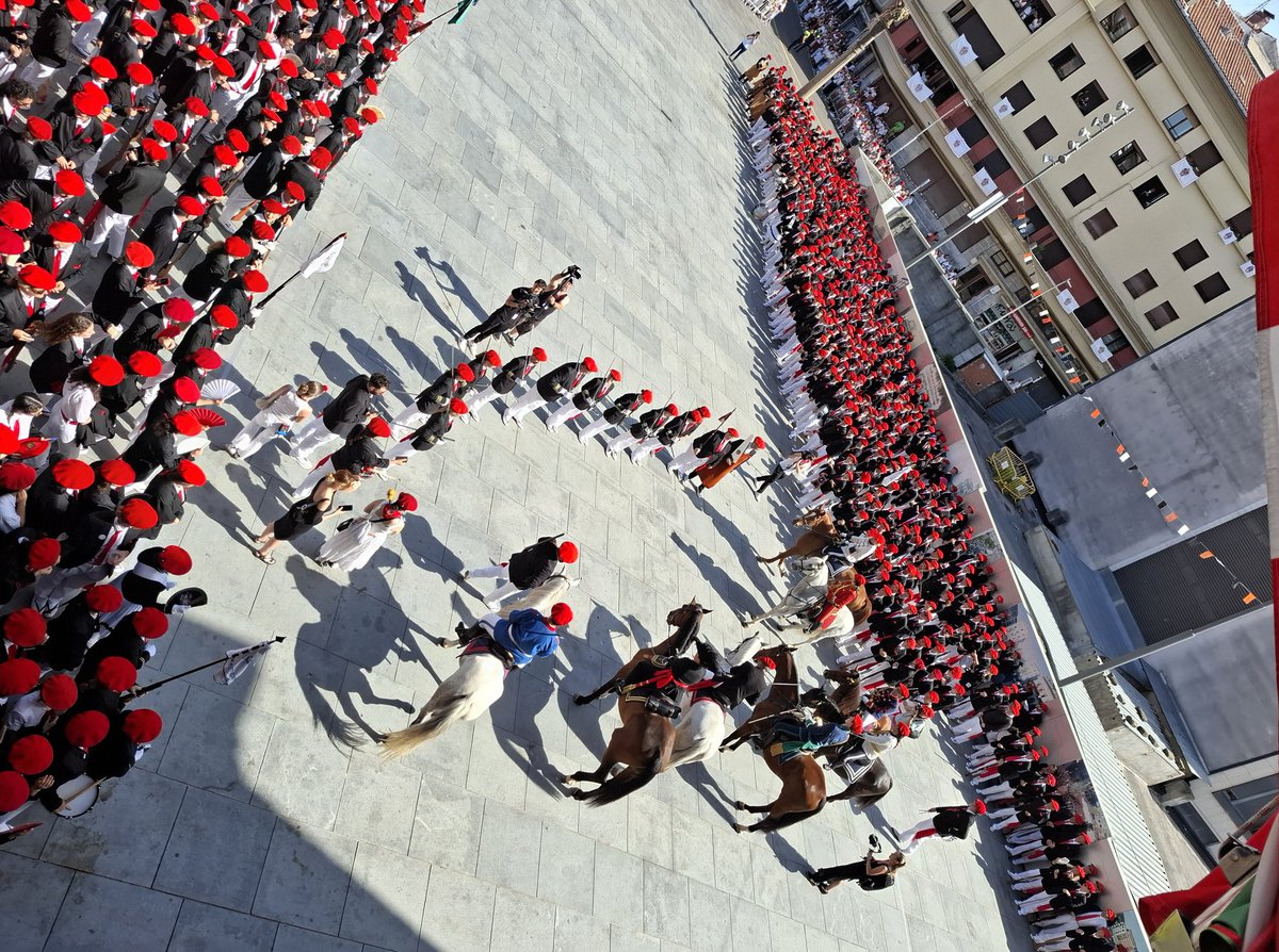 AizpeaOM's tweet image. Festa bezainbeste aldarrikapena izaten jarraitzen du Alardeak, herritar zoro-ederren ekimenari eta berdintasunaren aldeko konpromisoari esker delako posible.
Urteetako borrokari eta lanari esker, gaur askeagoak gara eta, bereziki, etorkizuna gara.
Gora alarde parekidea! #Irun