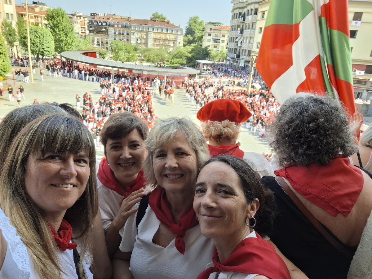 AizpeaOM's tweet image. Festa bezainbeste aldarrikapena izaten jarraitzen du Alardeak, herritar zoro-ederren ekimenari eta berdintasunaren aldeko konpromisoari esker delako posible.
Urteetako borrokari eta lanari esker, gaur askeagoak gara eta, bereziki, etorkizuna gara.
Gora alarde parekidea! #Irun