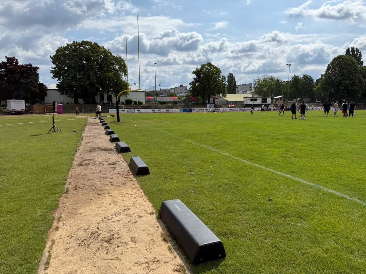 Ich habe schon viel gesehen, aber das Stadion in Berlin toppt wirklich alles. Von Metallpollern in der Endzone, bis hin zu der Tatsache, dass unsere Spieler mit Zuschauern vor 2 Dixie Klos anstehen mussten. Das ist leider Anti-Werbung für das Produkt.