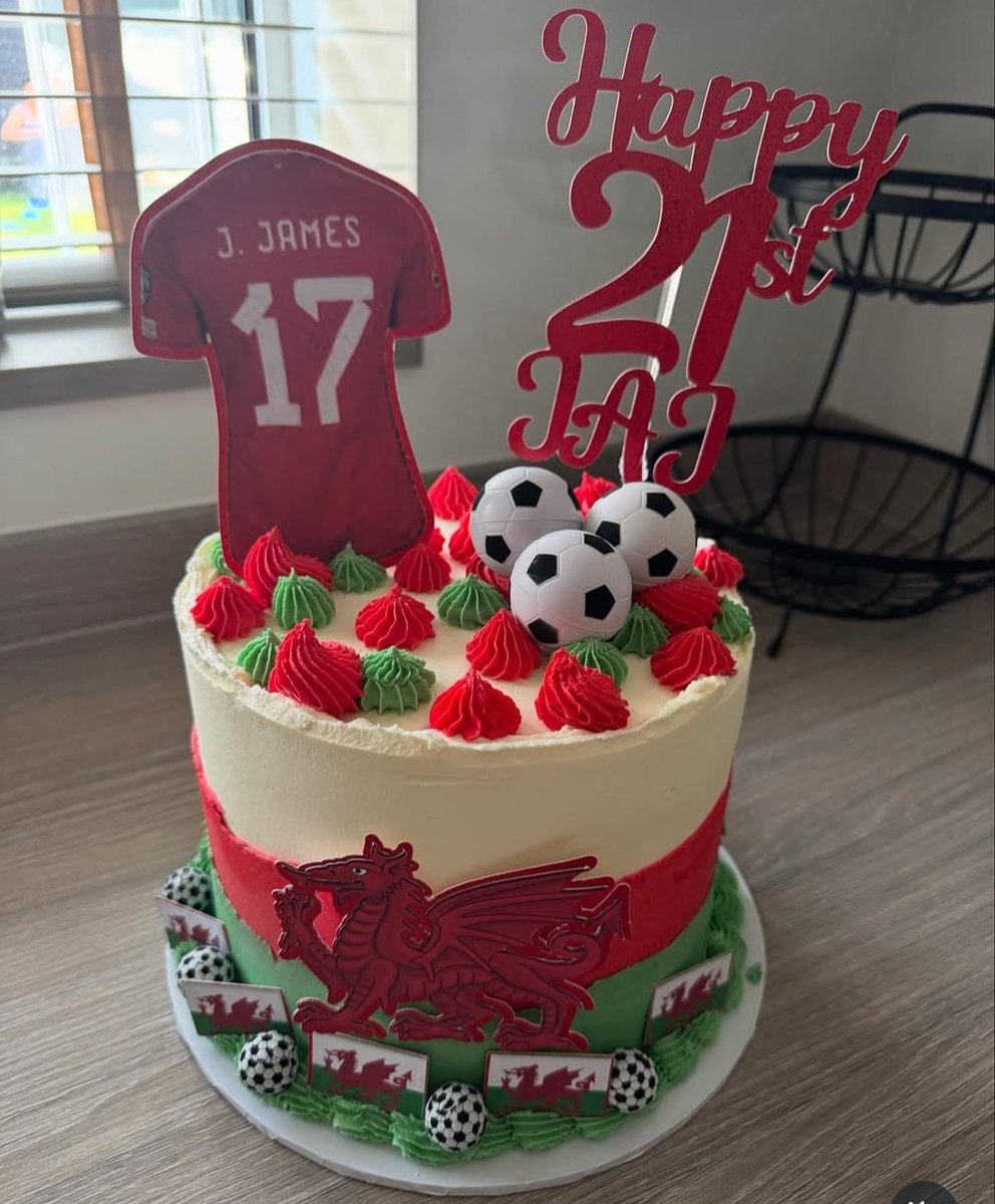 Jordan James's birthday cake is an absolute beauty 🏴󠁧󠁢󠁷󠁬󠁳󠁿 🎂