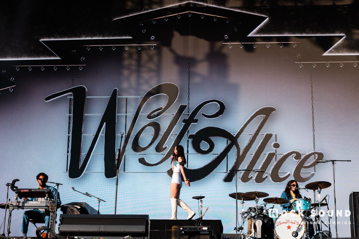 Rock Sound (@rocksound) on Twitter photo The incredible Wolf Alice, dominating The Other Stage on Sunday at Glastonbury Festival 2025 🙌
📸 Corinne Cumming The incredible Wolf Alice, dominating The Other Stage on Sunday at Glastonbury Festival 2025 🙌
📸 Corinne Cumming