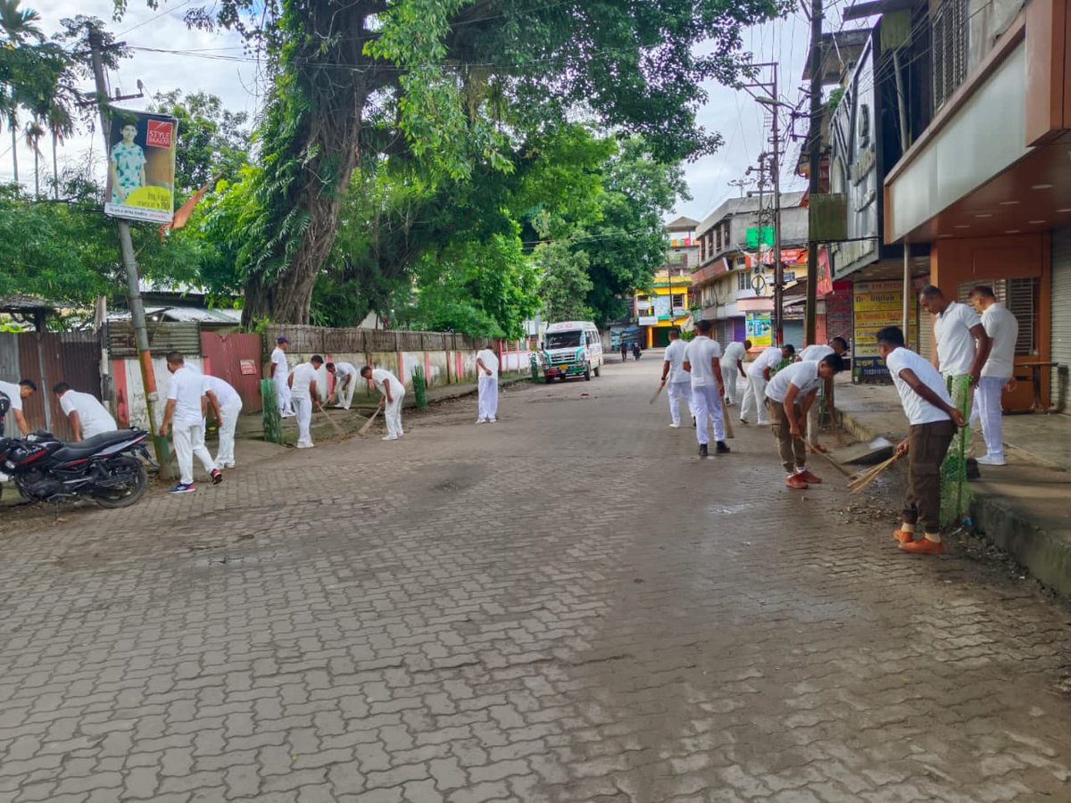 Hailakandi Police (@hailakandipolic) on Twitter photo Shramdaan by police personnel in all Police Stations & Outposts of Hailakandi to keep our campuses clean for public and for ourselves.
<a href="/CMOfficeAssam/">Chief Minister Assam</a>
<a href="/DGPAssamPolice/">DGP Assam</a>
<a href="/assampolice/">Assam Police</a>
<a href="/KangkanJSaikia/">Kangkan Jyoti Saikia,IPS</a> Shramdaan by police personnel in all Police Stations & Outposts of Hailakandi to keep our campuses clean for public and for ourselves.
<a href="/CMOfficeAssam/">Chief Minister Assam</a>
<a href="/DGPAssamPolice/">DGP Assam</a>
<a href="/assampolice/">Assam Police</a>
<a href="/KangkanJSaikia/">Kangkan Jyoti Saikia,IPS</a>