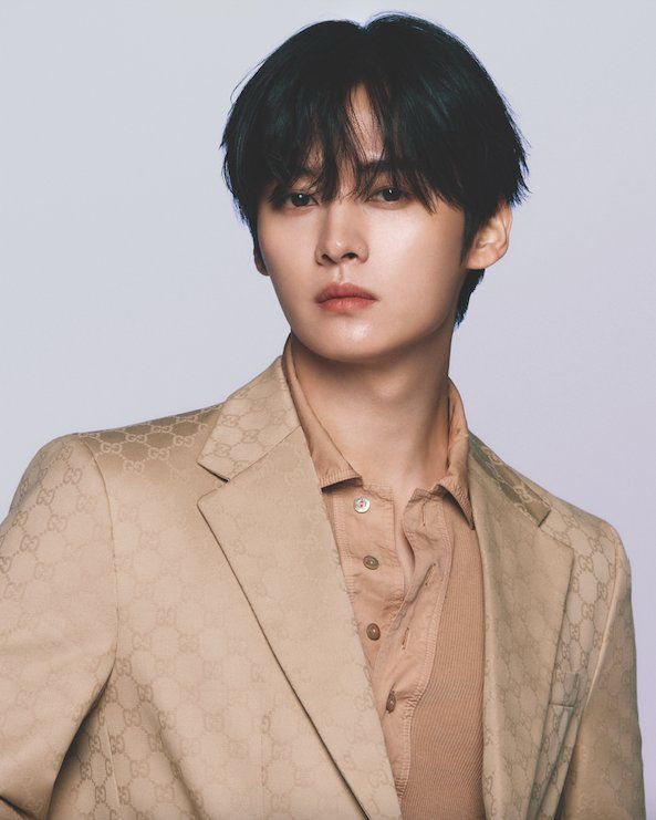 Visage void of expression, stone-faced, stiff with my noble jaw, taking the whole spotlight. However, no matter which angle you choose to view it from, there is still an aura of luxury that emanates from Gucci through the impressive hypnotism behind every fold of the suit I wear.