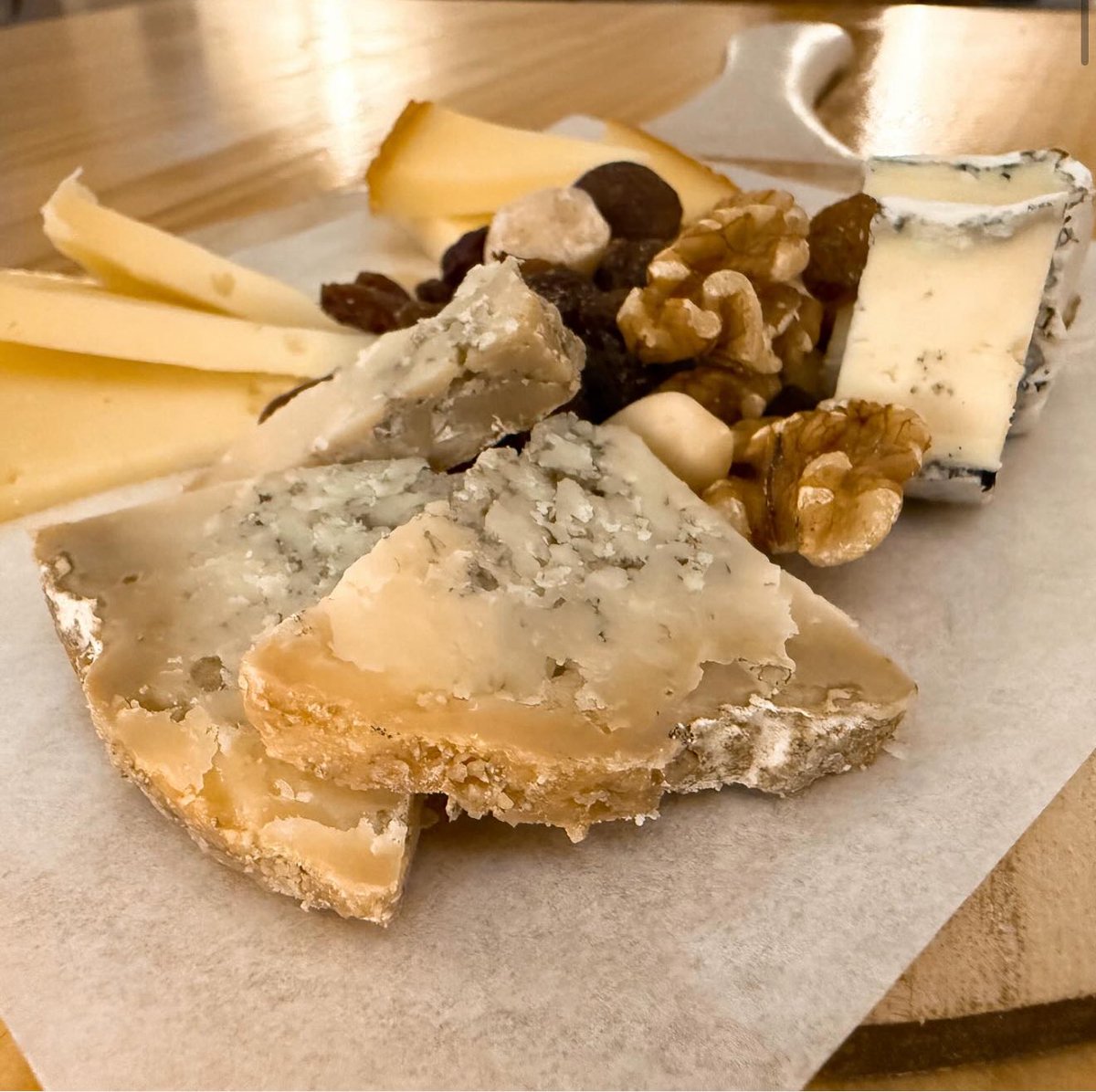 🧀 Quesos con acento del norte. Así podría resumirse esta “Selección de quesos de la Tierruca” que ofrece Seña Wine Bar (Santander, Cantabria), un recorrido afinado por el patrimonio lácteo de una tierra donde la montaña, el pasto y la niebla modelan sabores únicos.

🐄