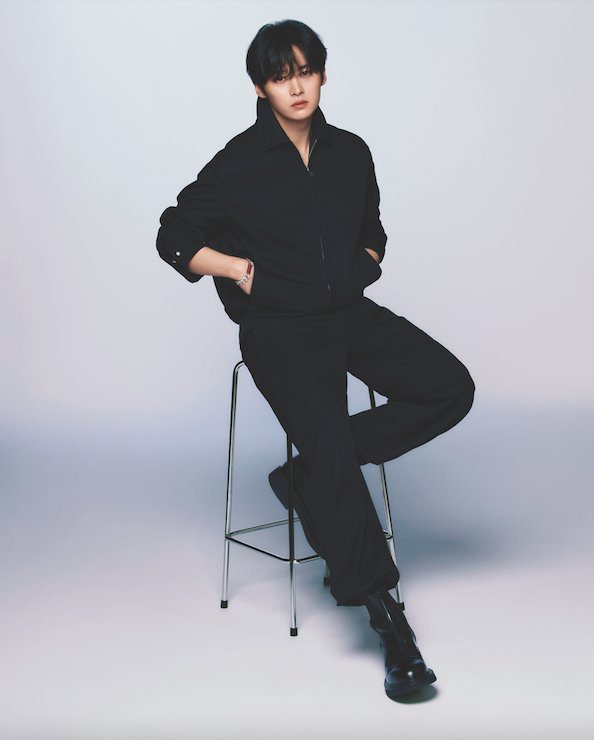 With the folded-in-thine-arm of black, the otherworldly presence wrought is often mysterious, as a masculine edge creeps in behind each tiptoe. Through this striking snapshot, like a work of art, what is hidden is the rare and peerless flair of minimalist style, strokes of light.