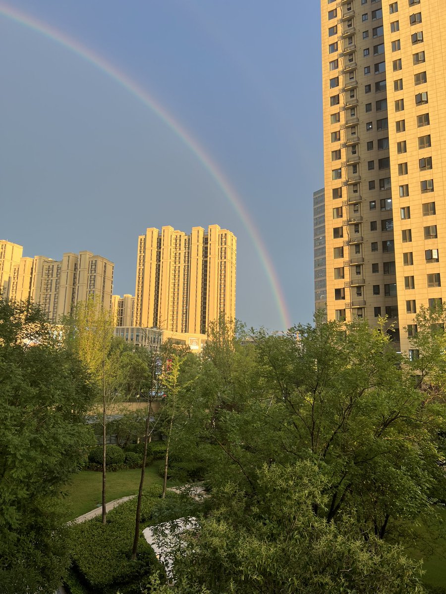 van120109's tweet photo. 好大，好长时间的彩虹🌈 https://t.co/0HGO82e2B7