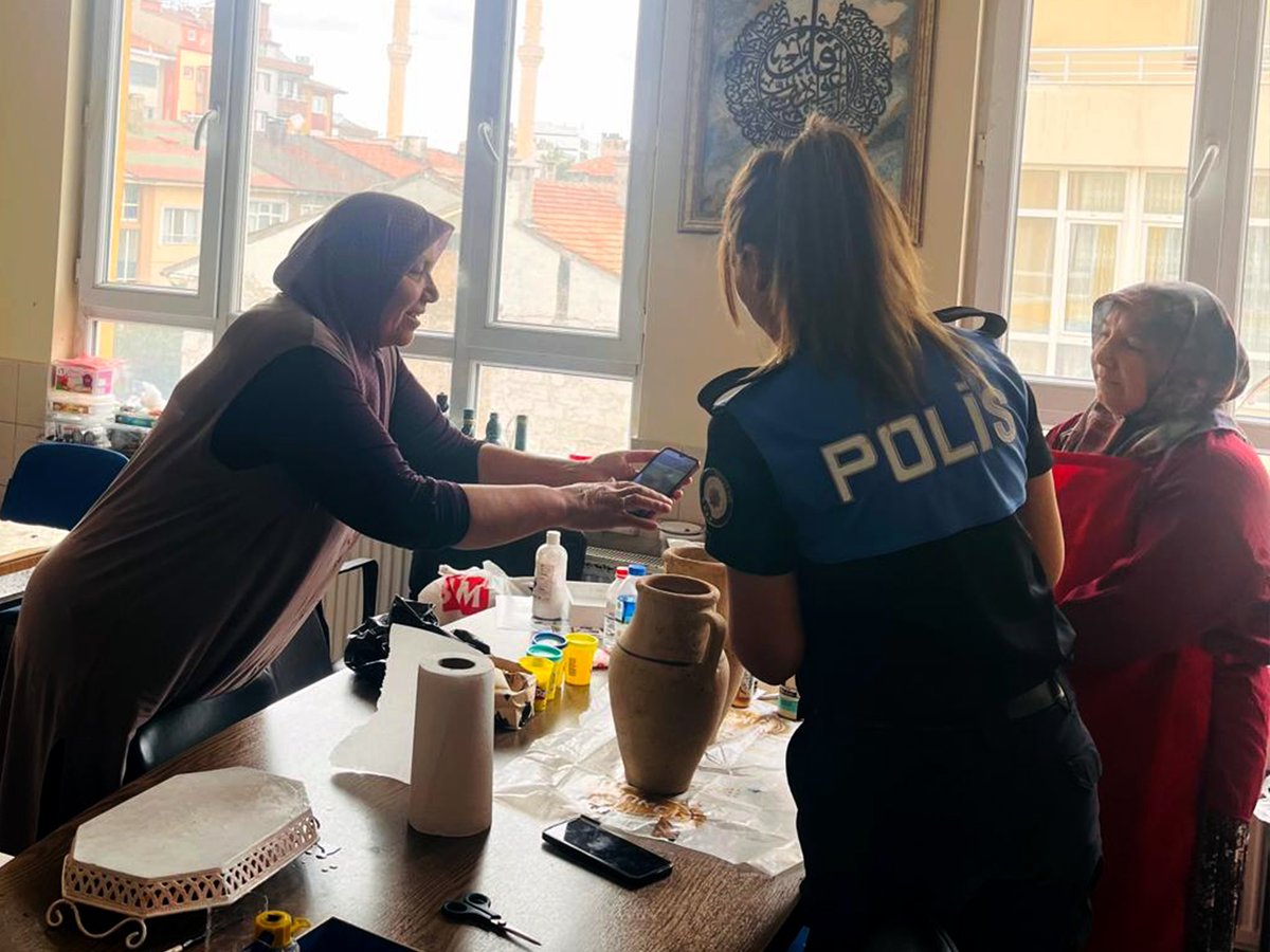 Toplum Destekli Polislik Şube Müdürlüğü tarafından vatandaşlarımızı bilgilendirme faaliyetleri kapsamında;  “İletişim Yoluyla Dolandırıcılık” ve “KADES” ile ilgili broşürler dağıtılarak vatandaşlarımıza gerekli bilgilendirmeler yapılmıştır.

 <a href="/asayisdairebsk/">Asayiş Daire Başkanlığı</a> <a href="/EmniyetGM/">Türk Polis Teşkilatı</a>