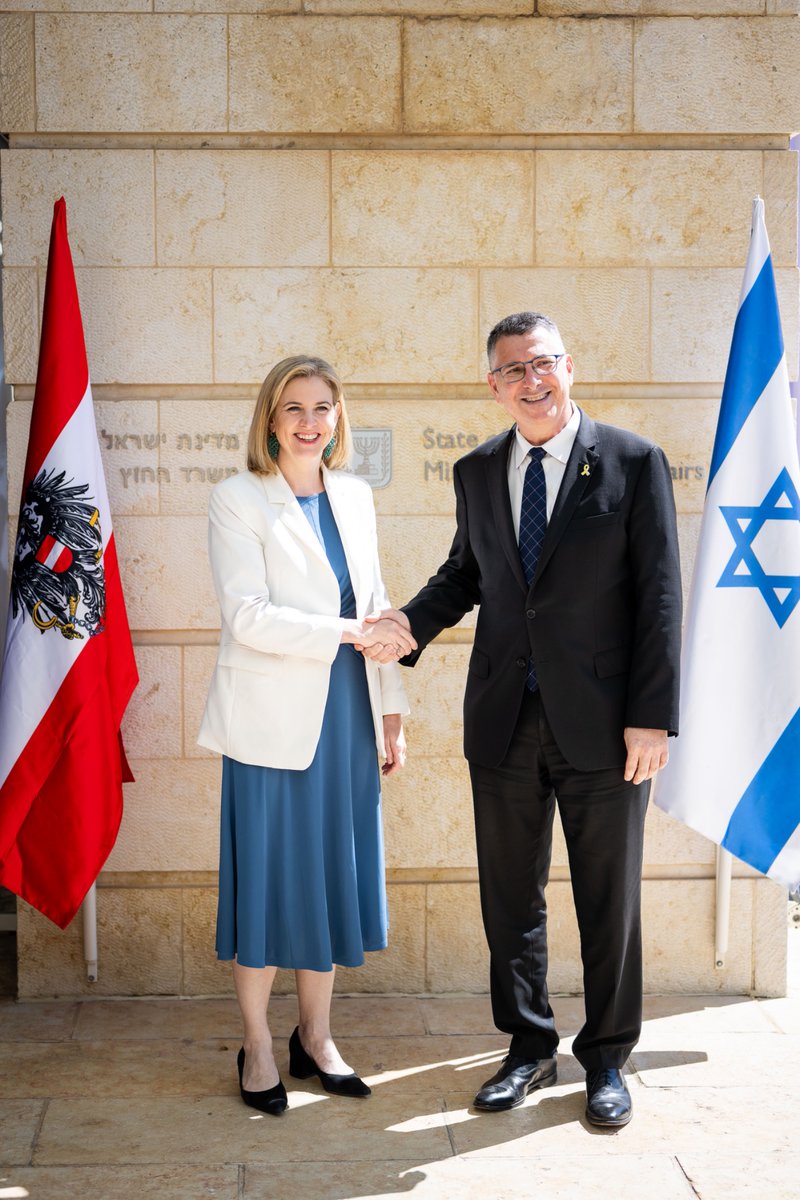 Beate Meinl-Reisinger (@bmeinl) on Twitter photo Ein Besuch bei <a href="/gidonsaar/">Gideon Sa'ar | גדעון סער</a> ist ein Besuch bei Freunden. Unsere Solidarität mit Israels Sicherheit ist unverrückbar. 🇮🇱 Das habe ich heute persönlich unterstrichen. Aber ich bin überzeugt: Wir stehen vor einem historischen Moment. Frieden in Gaza ist möglich; mit Mut zur Ein Besuch bei <a href="/gidonsaar/">Gideon Sa'ar | גדעון סער</a> ist ein Besuch bei Freunden. Unsere Solidarität mit Israels Sicherheit ist unverrückbar. 🇮🇱 Das habe ich heute persönlich unterstrichen. Aber ich bin überzeugt: Wir stehen vor einem historischen Moment. Frieden in Gaza ist möglich; mit Mut zur