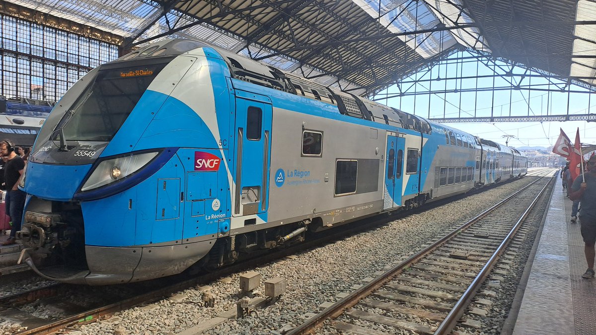 Un train SNCF et non un train Transdev ( Nice/Marseille)avec une rame...SNCF.
La SNCF a été obligé de se séparer de 12 rames de 3 régions( GE, CVL, Aura) afin que Transdev puisse assurer ses 14 trains. 
Plus belle la vie.