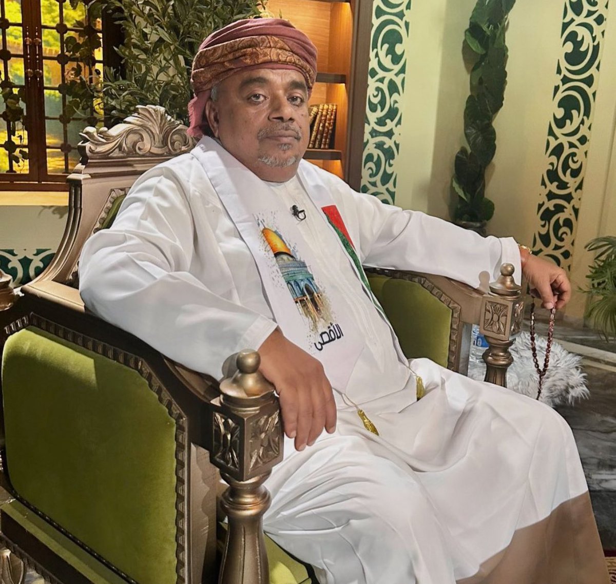 عندما يظن خروف البحر المدعو المعشني انه محلل سياسي وهو في الحقيقه مخلل سياسي