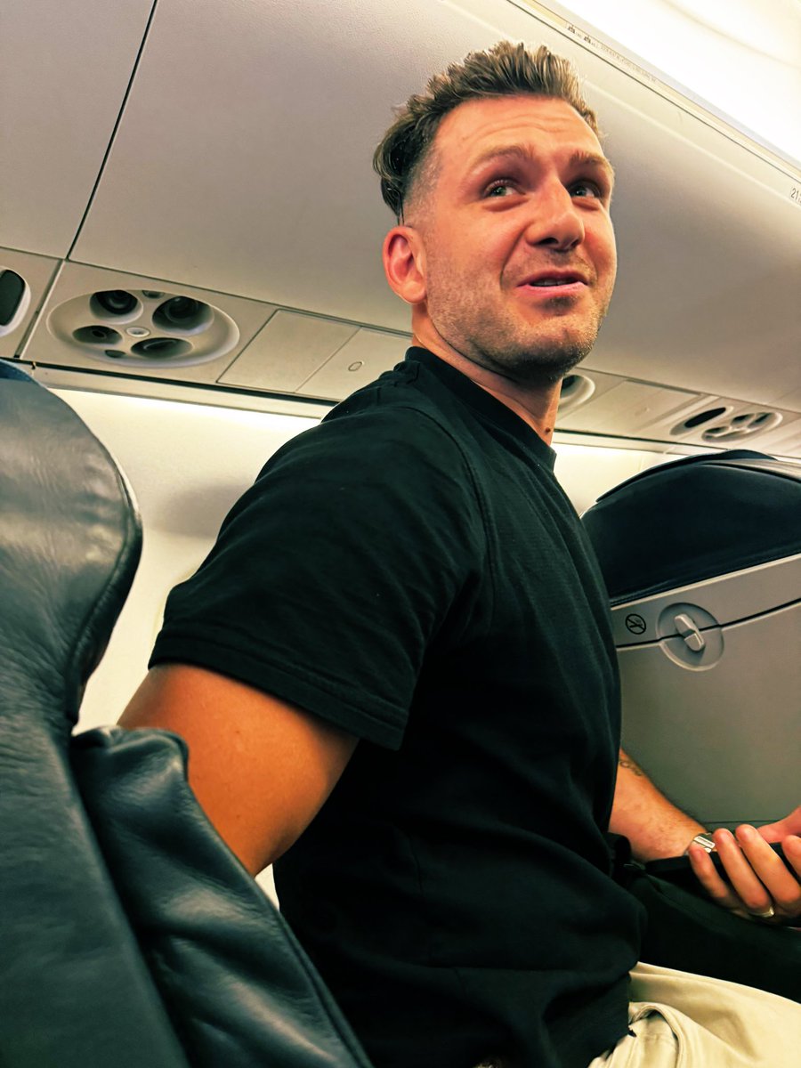 Another fan, this time not on a bus, but on a plane in economy class.

He did recognize me and asked for a selfie. I said whatever and let him take it.