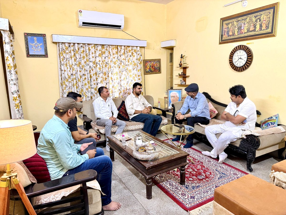 📍जोधपुर 

डॉ. श्री विकास जी राजपुरोहित (अधीक्षक, मथुरादास माथुर अस्पताल, जोधपुर) के पूज्य पिताजी श्री सुरेन्द्र कुमार जी राजपुरोहित (सुपुत्र गंगाविशन जी राजपुरोहित) का दुखद निधन होने पर आज उनके निवास स्थान पहुंचकर पुण्यात्मा को श्रद्धांजलि अर्पित की।

ईश्वर दिवंगत आत्मा को अपने