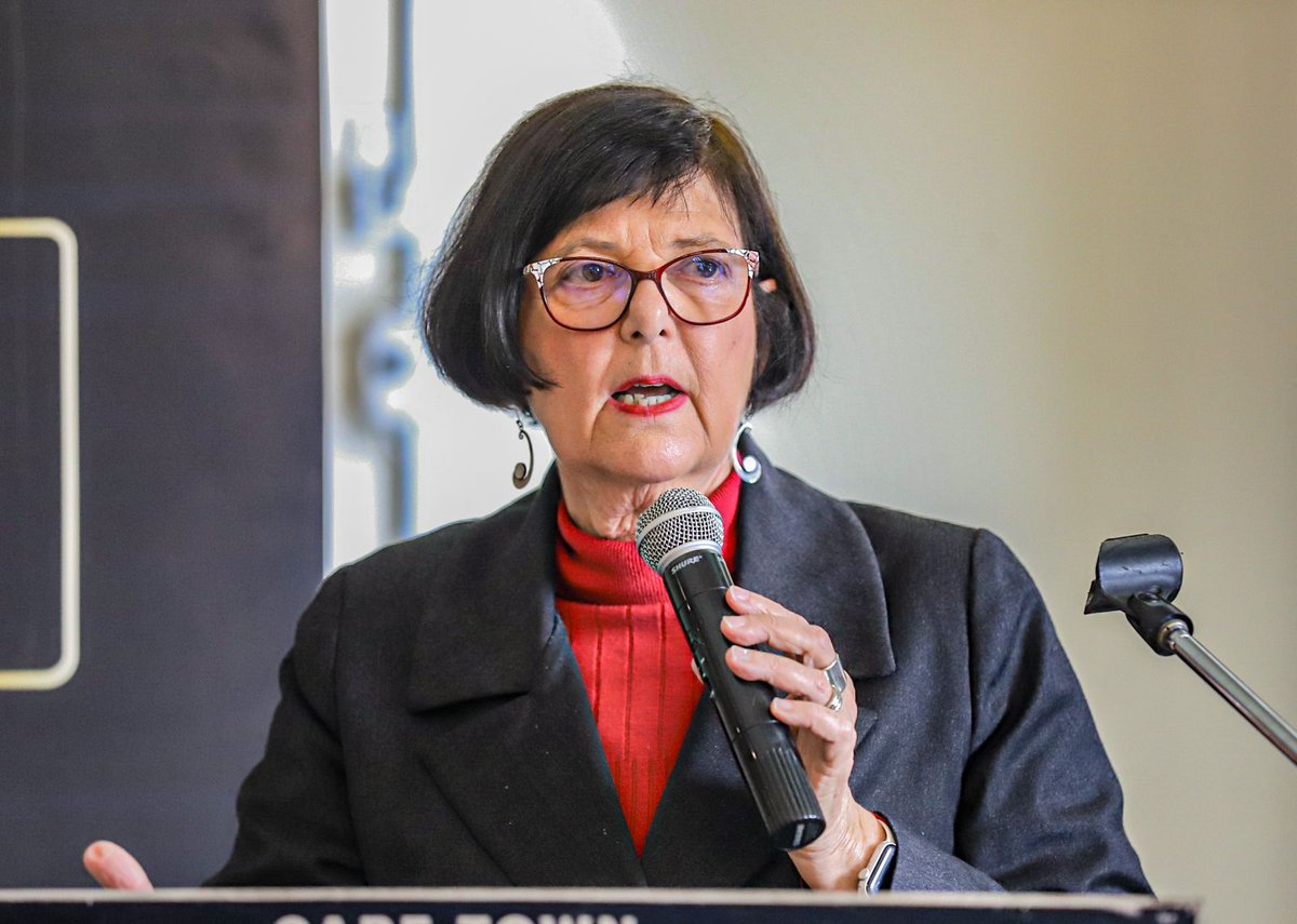Dotransport's tweet photo. Minister of Transport, @BarbaraCreecy_ addressing the Cape Town Press Club today
The Press Club is a popular venue for speeches by South African politicians and also for speeches by prominent figures in academia and business
#DoingMoreTogether https://t.co/70o9xG2yz8