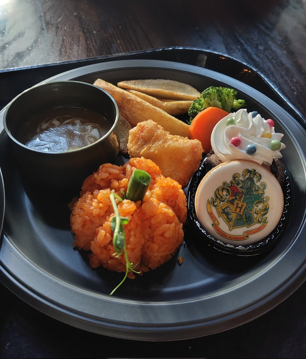 kairajun's tweet photo. 三本の箒
新作キッズメニュー！
サンドウィッチとカレープレート
どちらもスィーツついてます。

#USJファン　#USJ
#USJハリーポッター 
#三本の箒　#ホグズミード
#ハリポタ https://t.co/zxZJXXE4mG