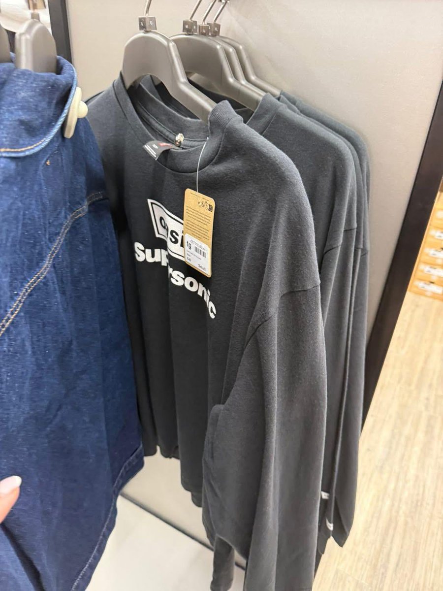OasisPlanet_'s tweet photo. Oasis merch in collaboration with Levi’s

📸 Debbie McCann https://t.co/k0VjyZkN2Y