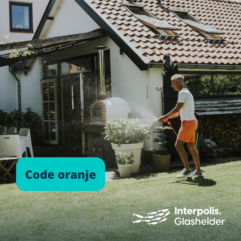 Interpolis's tweet photo. Het @KNMI geeft voor dinsdag en woensdag #codeoranje af vanwege extreme hitte. Wij geven je #tips om je hoofd koel te houden tijdens deze warme dagen.