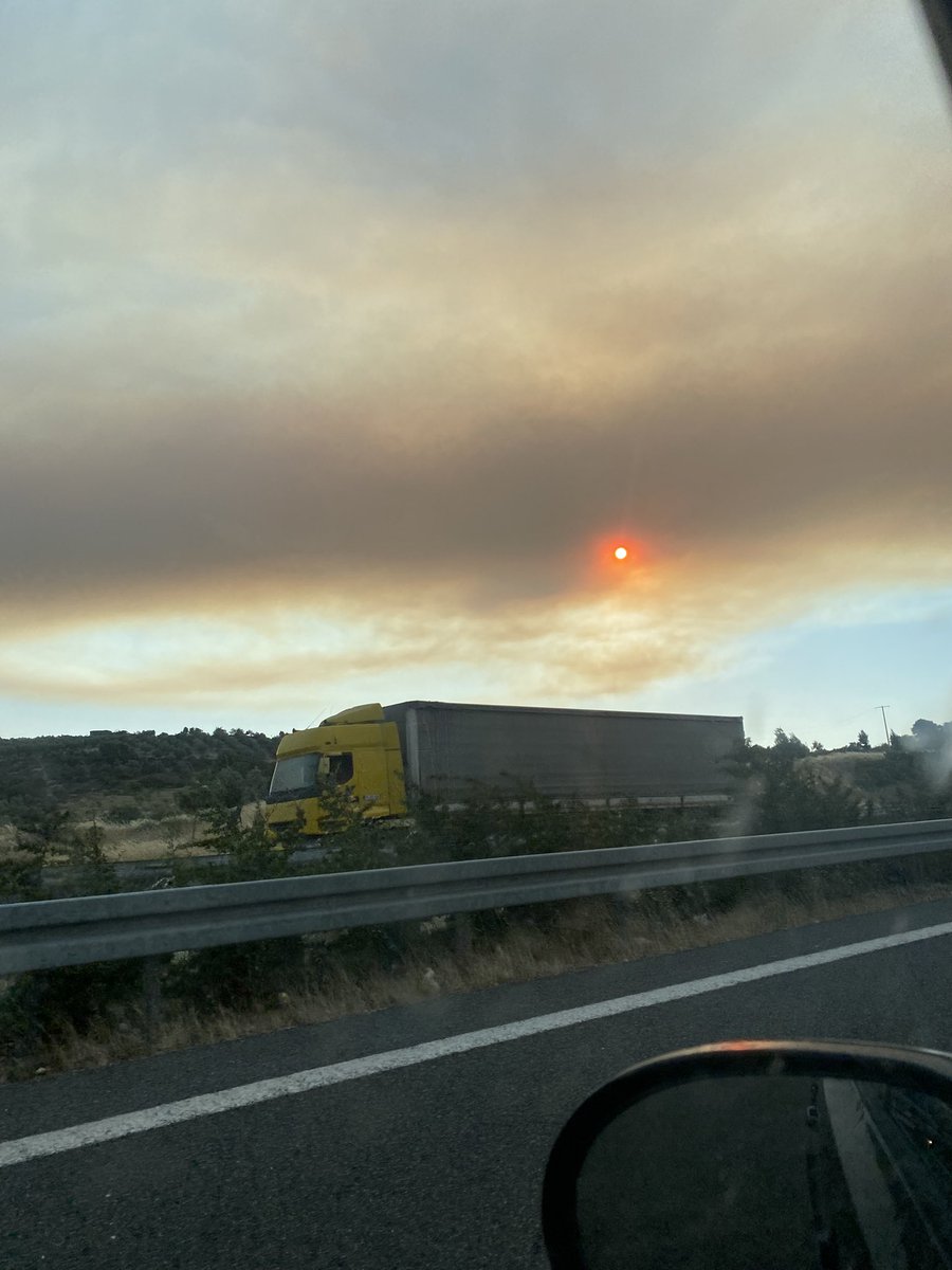 Manisa civarında dün güneş kanıyordu yanan güzelliklerin dumanıyla.Yazık güzel memleketime #yangın