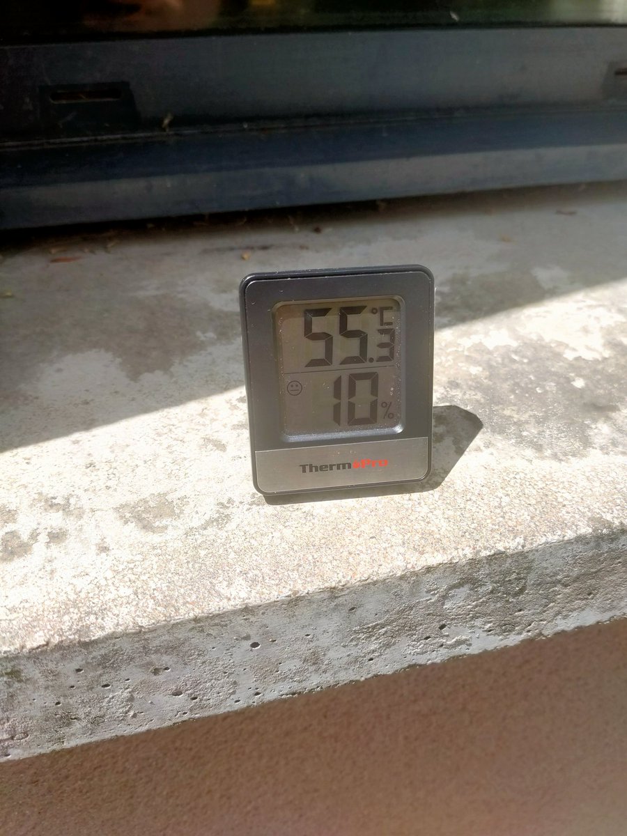 Quand le ressenti 35 de ton tel ; ce transforme en ÇA avec un vrai thermomètre... Un four dehors .. 🥵😩. Finalement les 28 degres de l'intérieur sont supportable en voyant ça . #canicule #IledeFrance