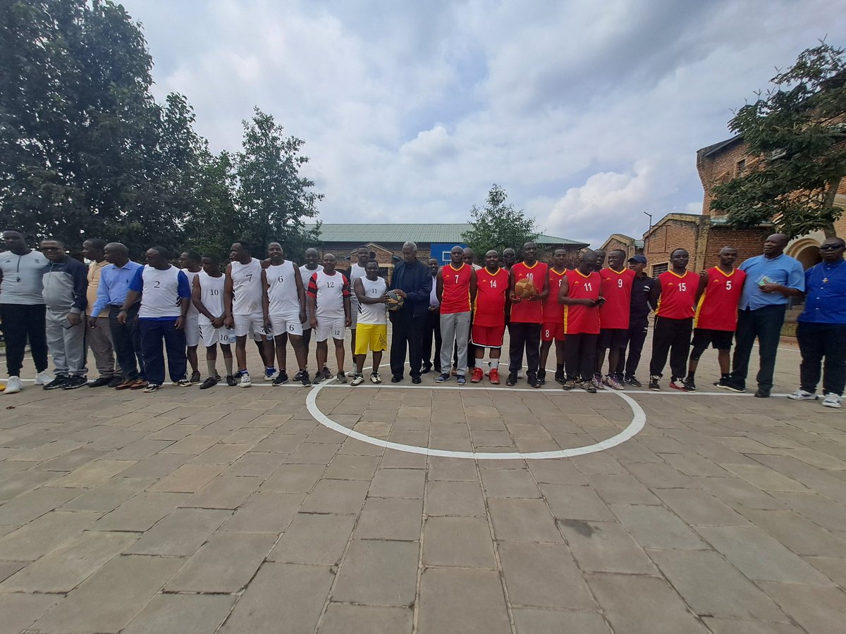 Umukino wa Basketball 🏀 waberaga mu Iseminari Nto ya Kabgayi wahuzaga Abapadiri bakorera muri Doyenné ya Kabgayi n'abakorera muri Doyenné ya Kanyanza, warangiye Kabgayi itsinze amanota 68 kuri 56 ya  Kanyanza.