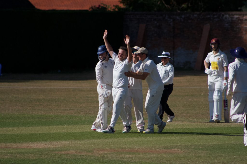 MATCH REPORT: Spencer get the winning draw... on a very hot day at Priory #Llamas
reigatepriorycc.co.uk/teams/109064/m…
