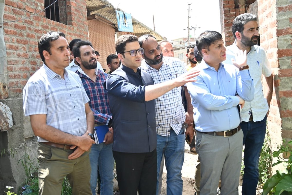 DioKulgam's tweet photo. The #DCKulgam @AtharAamirKhan (IAS) inspected progress on the NH-444 Project.
     Directed for timely completion of the Kulgam ByPass, With priority on construction of Brazloo Bridge to ease connectivity &amp; traffic flow #NH444 #Development
@diprjk @PIBSrinagar @ddnewsSrinagar https://t.co/OkPa67UutS