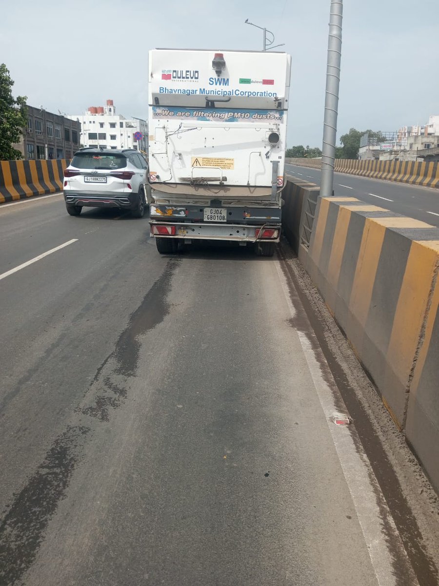 a_bhavnagar's tweet photo. BMC deploys high‑efficiency road‑sweeping machines Running daily on planned routes to collect solid waste, clear debris, clear roads and improve air quality. the vehicles are monitored via GPS for consistent coverage  #CleanBhavnagar #greenbhavnagar #SwachhBharatAbhiyan https://t.co/aktW6aTiuH