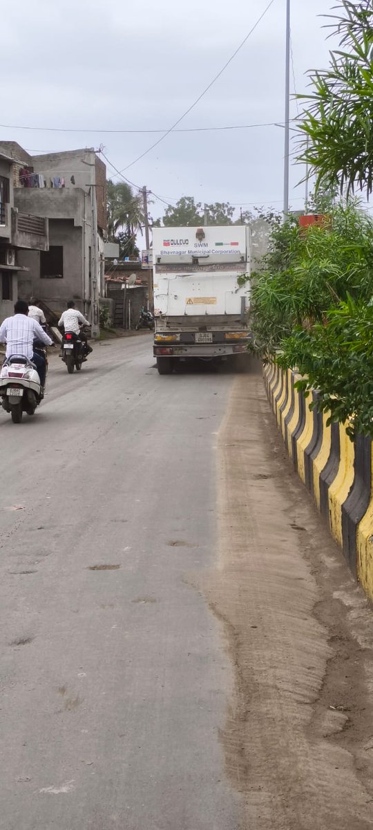 a_bhavnagar's tweet photo. BMC deploys high‑efficiency road‑sweeping machines Running daily on planned routes to collect solid waste, clear debris, clear roads and improve air quality. the vehicles are monitored via GPS for consistent coverage  #CleanBhavnagar #greenbhavnagar #SwachhBharatAbhiyan https://t.co/aktW6aTiuH