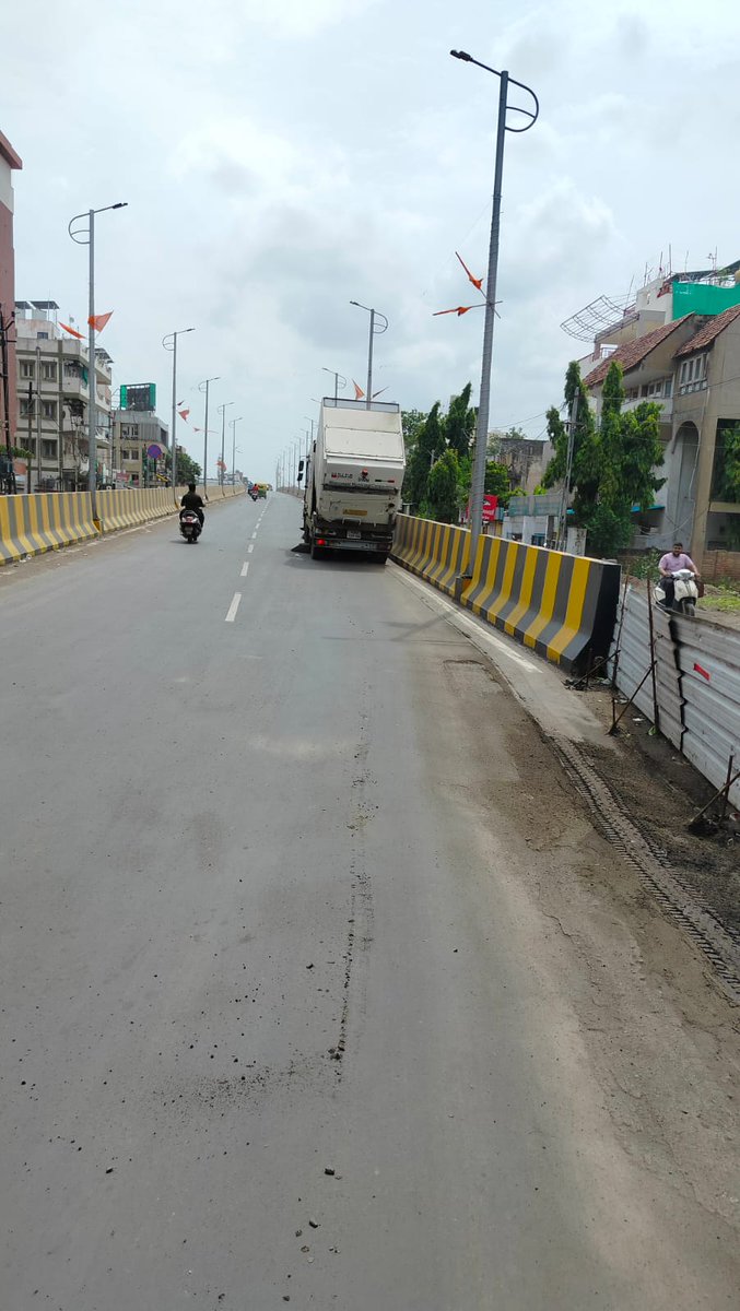 a_bhavnagar's tweet photo. BMC deploys high‑efficiency road‑sweeping machines Running daily on planned routes to collect solid waste, clear debris, clear roads and improve air quality. the vehicles are monitored via GPS for consistent coverage  #CleanBhavnagar #greenbhavnagar #SwachhBharatAbhiyan https://t.co/aktW6aTiuH