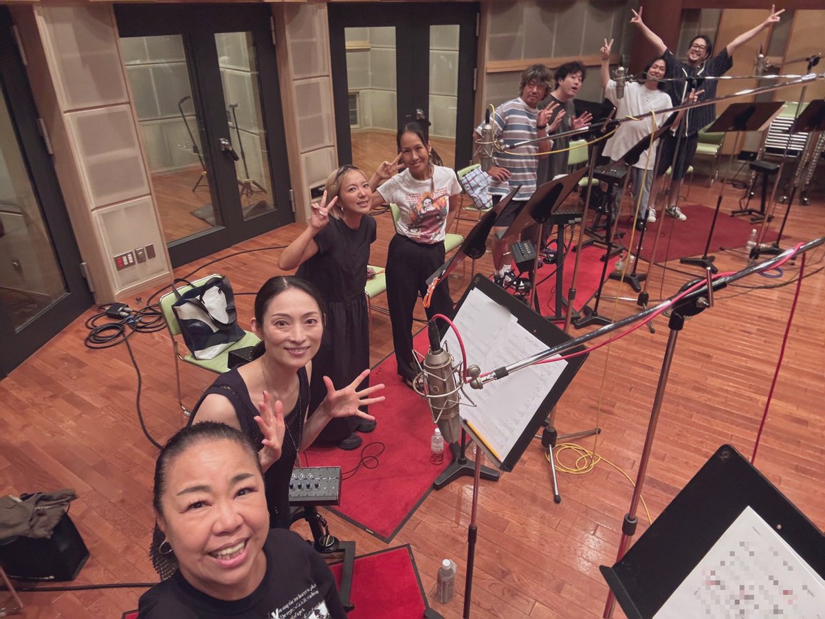 先日、素晴らしき歌声の皆様にまぜて頂きchorus rec🎤して参りました〜

内容盛り沢山の濃いぃお時間を過ごし...
気付けば帰り道に腰が砕けてましたww🤣

久々にHP🔋を使い切り、達成感たるや‼️

完成がとっても楽しみです🎶