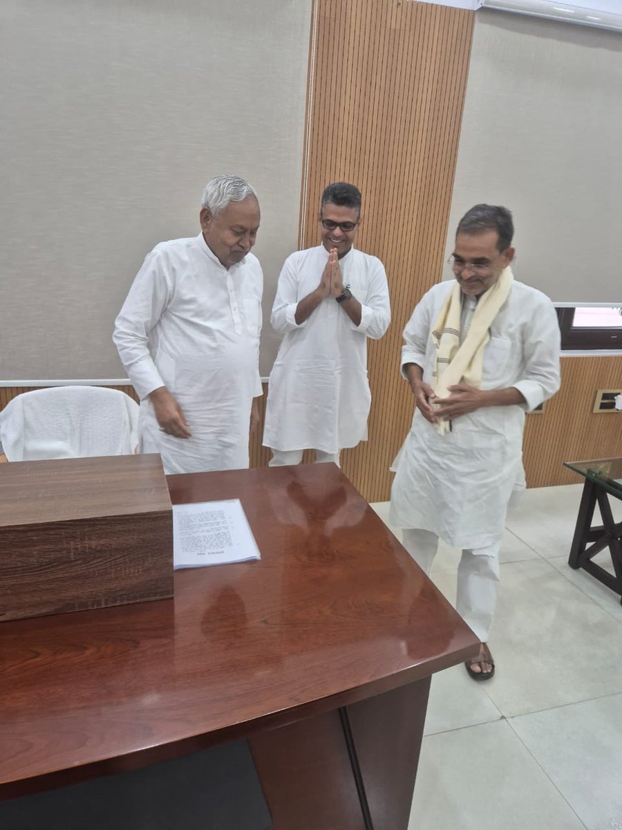 Madhaw Anand (@manandofficial) on Twitter photo “मंत्रिमंडल सचिवालय विभाग द्वारा ‘बिहार राज्य नागरिक परिषद’ के उपाध्यक्ष पद का पदभार ग्रहण करने के उपरांत, मैंने राष्ट्रीय लोक मोर्चा के राष्ट्रीय अध्यक्ष आदरणीय श्री <a href="/UpendraKushRLM/">Upendra Kushwaha</a> जी के साथ बिहार के माननीय मुख्यमंत्री श्री <a href="/NitishKumar/">Nitish Kumar</a> जी से शिष्टाचार भेंट कर उनका आभार व्यक्त “मंत्रिमंडल सचिवालय विभाग द्वारा ‘बिहार राज्य नागरिक परिषद’ के उपाध्यक्ष पद का पदभार ग्रहण करने के उपरांत, मैंने राष्ट्रीय लोक मोर्चा के राष्ट्रीय अध्यक्ष आदरणीय श्री <a href="/UpendraKushRLM/">Upendra Kushwaha</a> जी के साथ बिहार के माननीय मुख्यमंत्री श्री <a href="/NitishKumar/">Nitish Kumar</a> जी से शिष्टाचार भेंट कर उनका आभार व्यक्त