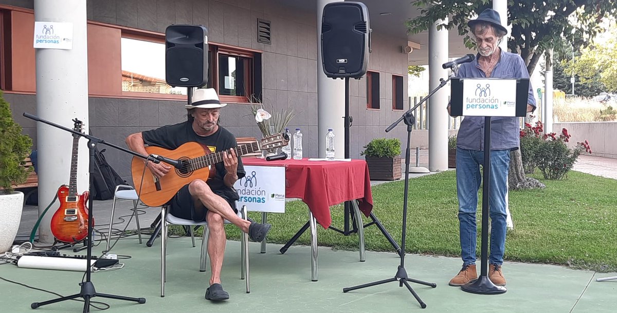 La pasada semana se organizo junto con Gente Festeamus una tarde llena de palabras bonitas. Micros abiertos de poesía. La gente de la comunidad se pudo acercar a disfrutar de versos leídos por gente maravillosa.😍📖
#lectura #poesia #diverdidad #InclusiónSocial