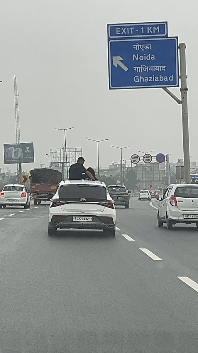 ashutosh_1508's tweet photo. Rash and negligence driving on Delhi Meerut Expressway. 
Please Take Action. 
Make India Safe. 
#SafetyFirst 
#makeindiasafe 
@Uppolice @dtptraffic @RajsthanPolice5 https://t.co/9J7qGVPDJ0