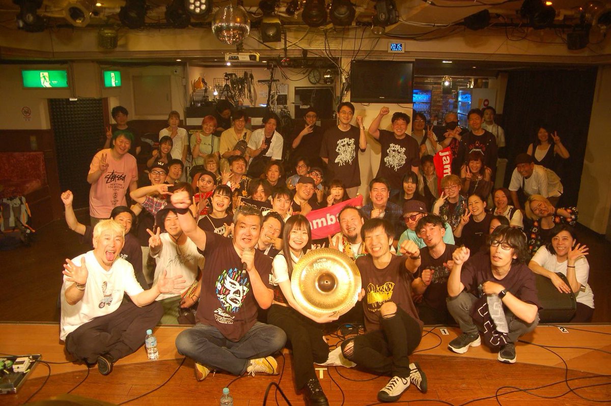 a_foomin's tweet photo. 1/1に亡くなったミネちゃんの追悼ライブでした。
１日で何度も聴いてたのに、ワタクソ１曲目の『喜界島の特攻花』聴いてたら、夕焼けの栃木PARCOの屋上で初めて聴いた時を思い出して、嗚咽してしまいました。
ミネちゃんと出会った頃の仲間とも久しぶりに会えて大切な時間を過ごせました！ https://t.co/J4qe0HV0kV